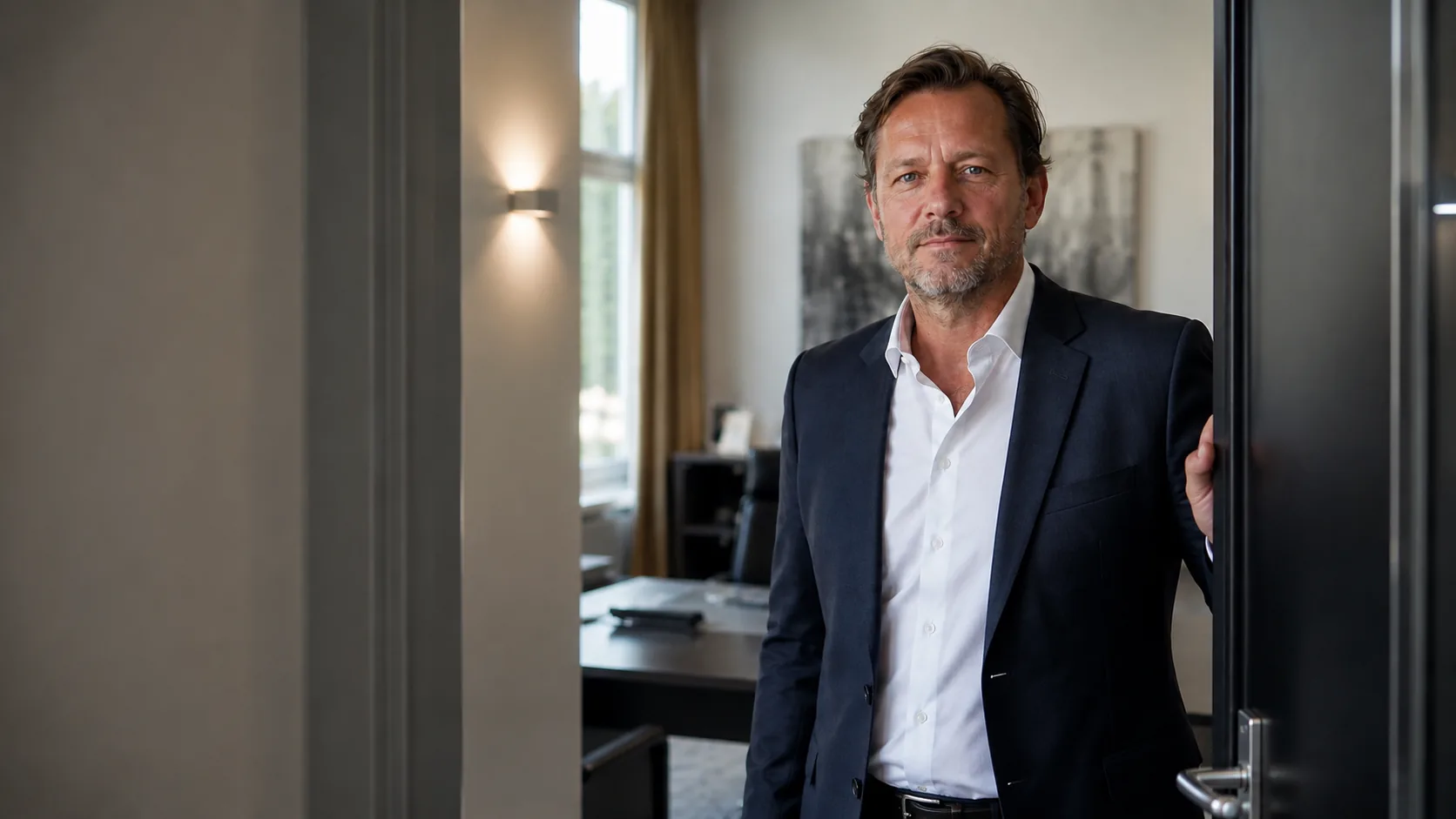 Rechtsanwalt Dr. Markus Weber in der geöffneten Bürotür